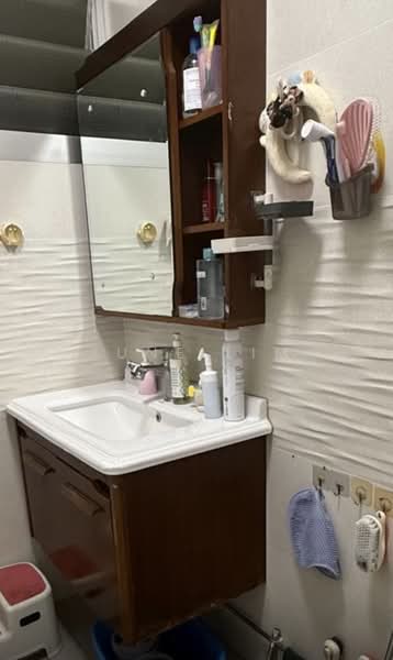 451 Hougang Avenue 10, 451 Hougang Avenue 10, 3 Bedrooms, 1,119 sqft, HDB Flat For Rent, by June Lim, 500150601 - Bathroom - PropertyGuru.com.sg