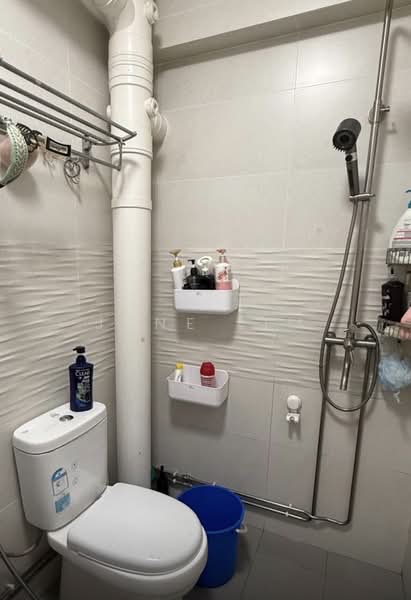 451 Hougang Avenue 10, 451 Hougang Avenue 10, 3 Bedrooms, 1,119 sqft, HDB Flat For Rent, by June Lim, 500150601 - Bathroom - PropertyGuru.com.sg