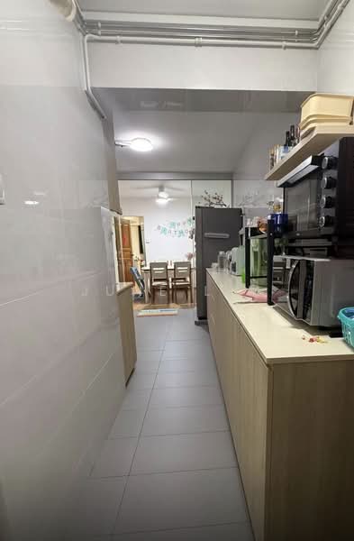 451 Hougang Avenue 10, 451 Hougang Avenue 10, 3 Bedrooms, 1,119 sqft, HDB Flat For Rent, by June Lim, 500150601 - Kitchen - PropertyGuru.com.sg