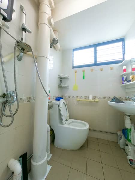 122 Ang Mo Kio Avenue 3, 122 Ang Mo Kio Avenue 3, 3 Bedrooms, 990 sqft, HDB Flat For Sale, by Eugene Chen 陈加明, 500150635 - Bathroom - PropertyGuru.com.sg