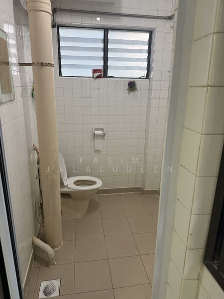516 Jurong West Street 52, 516 Jurong West Street 52, 3 Bedrooms, 1,187 sqft, HDB Flat For Sale, by Kasim Jalaludeen, 500150647 - Bathroom - PropertyGuru.com.sg