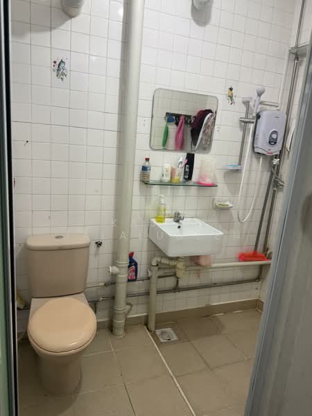 516 Jurong West Street 52, 516 Jurong West Street 52, 3 Bedrooms, 1,187 sqft, HDB Flat For Sale, by Kasim Jalaludeen, 500150647 - Bathroom - PropertyGuru.com.sg