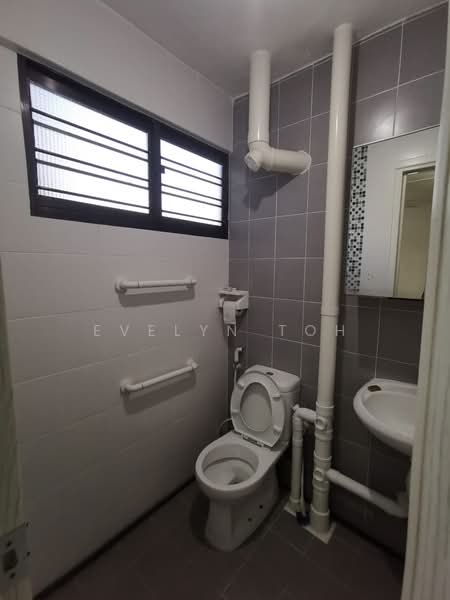 239 Bukit Batok East Avenue 5, 239 Bukit Batok East Avenue 5, 2 Bedrooms, 712 sqft, HDB Flat For Sale, by Evelyn Toh, 500150679 - Bathroom - PropertyGuru.com.sg