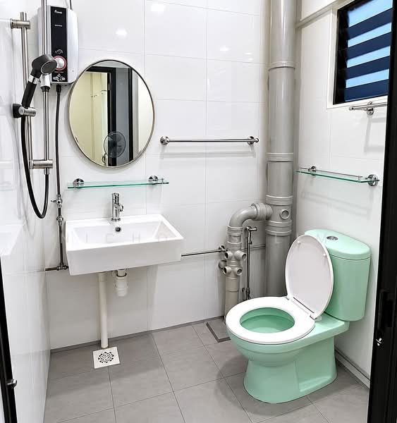 261 Jurong East Street 24, 261 Jurong East Street 24, 3 Bedrooms, 1,044 sqft, HDB Flat For Rent, by Nicholas Lim, 500150681 - Bathroom - PropertyGuru.com.sg