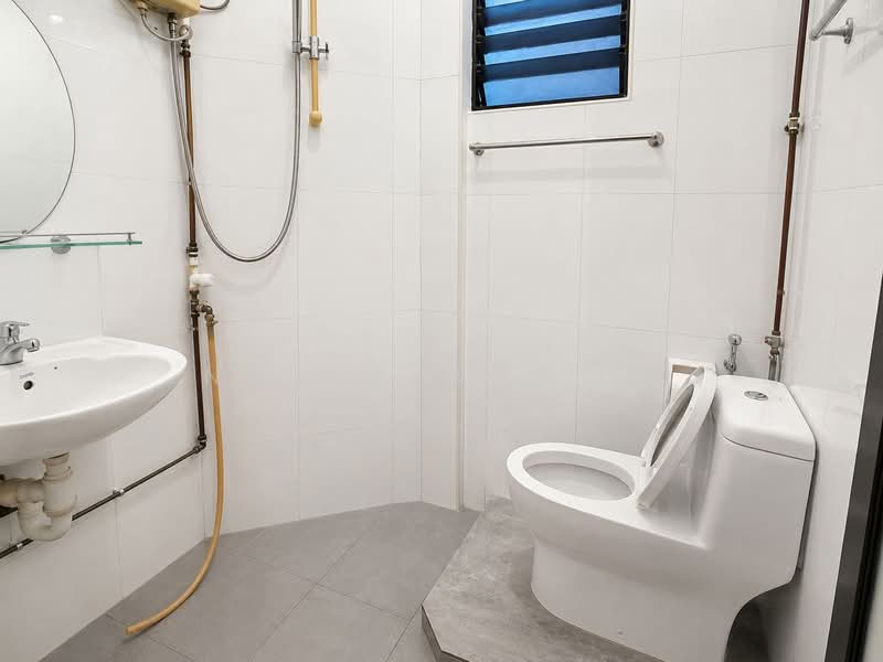 261 Jurong East Street 24, 261 Jurong East Street 24, 3 Bedrooms, 1,044 sqft, HDB Flat For Rent, by Nicholas Lim, 500150681 - Bathroom - PropertyGuru.com.sg