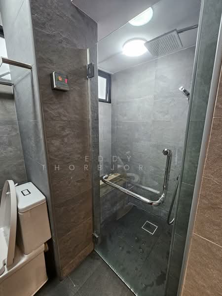 17 Lorong 7 Toa Payoh, 17 Lorong 7 Toa Payoh, 3 Bedrooms, 721 sqft, HDB Flat For Rent, by Eddy Thorbjornsen, 500150691 - Shower - PropertyGuru.com.sg