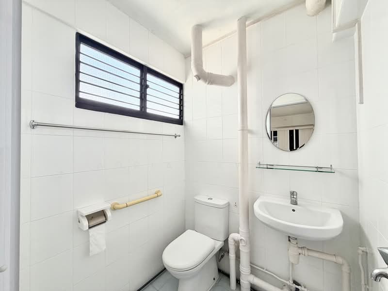 223 Yishun Street 21, 223 Yishun Street 21, 3 Bedrooms, 980 sqft, HDB Flat For Sale, by Adrian Kwek, 500150702 - Master Bathroom - PropertyGuru.com.sg