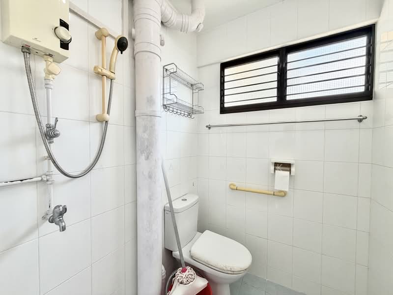 223 Yishun Street 21, 223 Yishun Street 21, 3 Bedrooms, 980 sqft, HDB Flat For Sale, by Adrian Kwek, 500150702 - Common Bathroom - PropertyGuru.com.sg