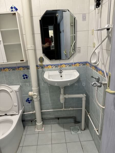 207 Ang Mo Kio Avenue 1, 207 Ang Mo Kio Avenue 1, Room Rental, 180 sqft, HDB Flat For Rent, by Angela Khoo, 500150706 - Bathroom - PropertyGuru.com.sg