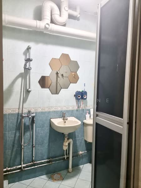 435 Choa Chu Kang Avenue 4, 435 Choa Chu Kang Avenue 4, 3 Bedrooms, 1,119 sqft, HDB Flat For Sale, by Jacqueline Lee 李瑞玲, 500150714 - Bathroom - PropertyGuru.com.sg