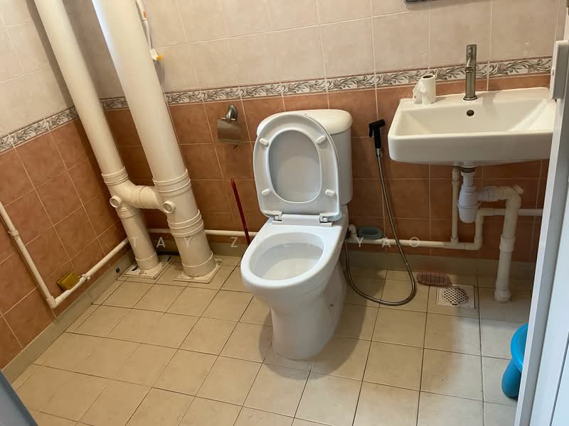55 Strathmore Avenue, 55 Strathmore Avenue, 3 Bedrooms, 1,023 sqft, HDB Flat For Rent, by Tay Zhen Yao, 500150717 - Bathroom - PropertyGuru.com.sg