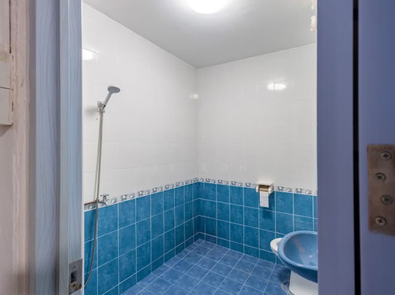 549 Jurong West Street 42, 549 Jurong West Street 42, 4 Bedrooms, 1,593 sqft, HDB Flat For Sale, by Zee Koh, 500150720 - Bathroom - PropertyGuru.com.sg