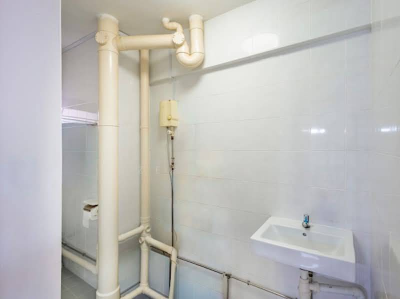 549 Jurong West Street 42, 549 Jurong West Street 42, 4 Bedrooms, 1,593 sqft, HDB Flat For Sale, by Zee Koh, 500150720 - Bathroom - PropertyGuru.com.sg