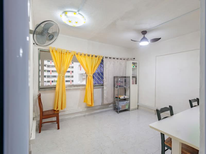 549 Jurong West Street 42, 549 Jurong West Street 42, 4 Bedrooms, 1,593 sqft, HDB Flat For Sale, by Zee Koh, 500150720 - Living Room - PropertyGuru.com.sg