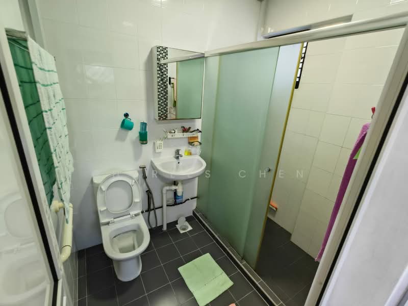 132 Geylang East Avenue 1, 132 Geylang East Avenue 1, 3 Bedrooms, 1,572 sqft, HDB Flat For Sale, by Charles Chen, 500150723 - Bathroom - PropertyGuru.com.sg