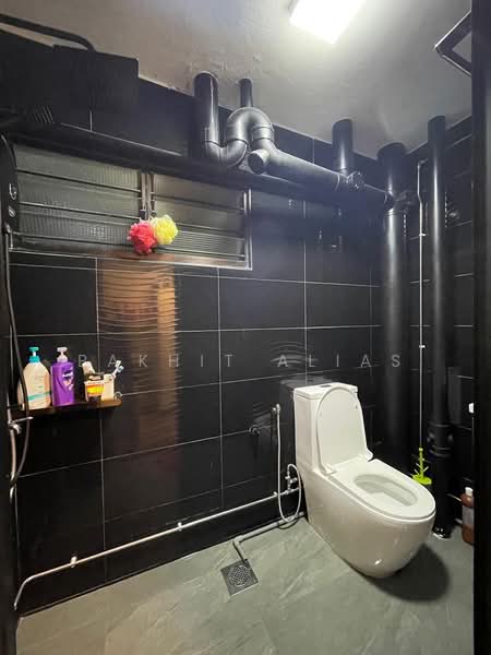 212 Yishun Street 21, 212 Yishun Street 21, 3 Bedrooms, 1,302 sqft, HDB Flat For Sale, by Bakhit Alias, 500150735 - Bathroom - PropertyGuru.com.sg