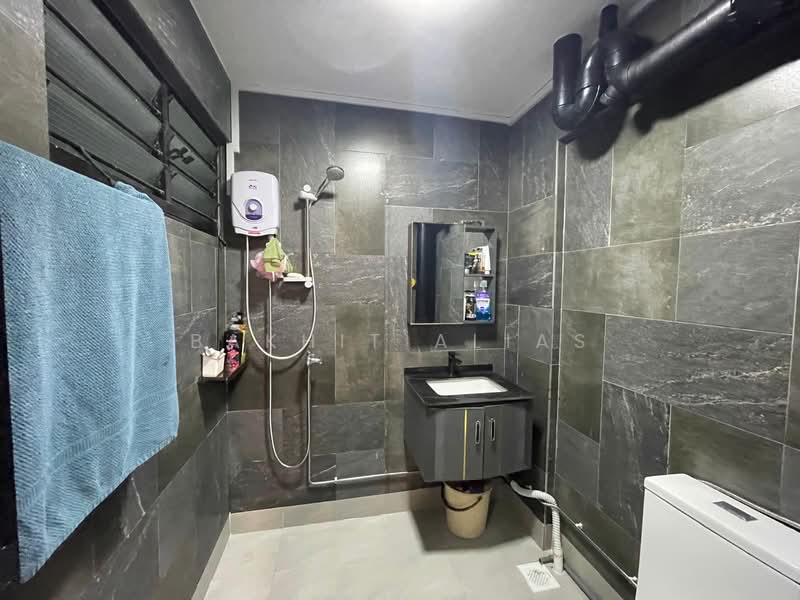 212 Yishun Street 21, 212 Yishun Street 21, 3 Bedrooms, 1,302 sqft, HDB Flat For Sale, by Bakhit Alias, 500150735 - Bathroom - PropertyGuru.com.sg