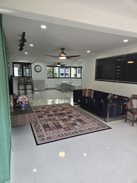 212 Yishun Street 21, 212 Yishun Street 21, 3 Bedrooms, 1,302 sqft, HDB Flat For Sale, by Bakhit Alias, 500150735 - Living Room - PropertyGuru.com.sg