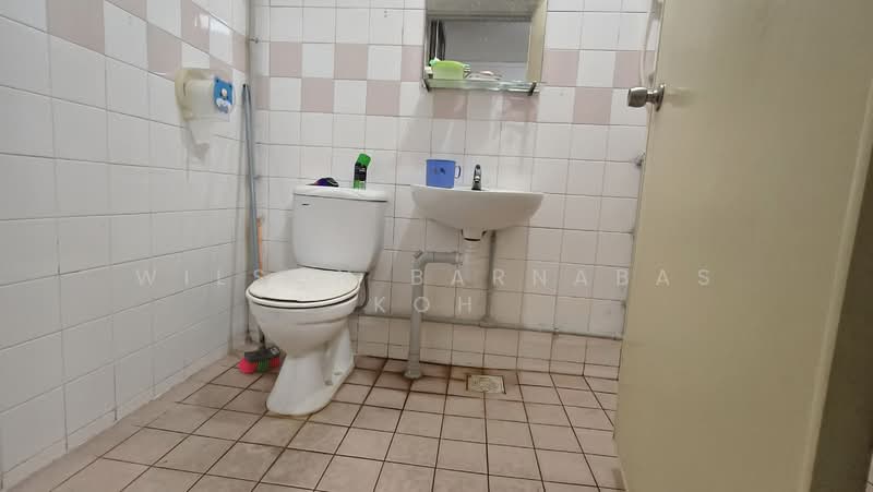668C Jurong West Street 64, 668C Jurong West Street 64, 3 Bedrooms, 915 sqft, HDB Flat For Rent, by Wilson Barnabas Koh, 500150737 - Bathroom - PropertyGuru.com.sg