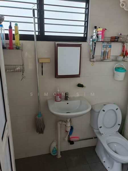 510 Bukit Batok Street 52, 510 Bukit Batok Street 52, 3 Bedrooms, 904 sqft, HDB Flat For Sale, by Simon Sim, 500150753 - Bathroom - PropertyGuru.com.sg