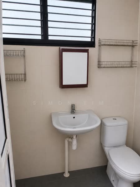 510 Bukit Batok Street 52, 510 Bukit Batok Street 52, 3 Bedrooms, 904 sqft, HDB Flat For Sale, by Simon Sim, 500150753 - Bathroom - PropertyGuru.com.sg