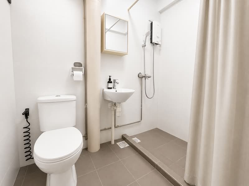220 Jurong East Street 21, 220 Jurong East Street 21, 3 Bedrooms, 1,270 sqft, HDB Flat For Sale, by Jane Fong, 500150853 - Bathroom - PropertyGuru.com.sg