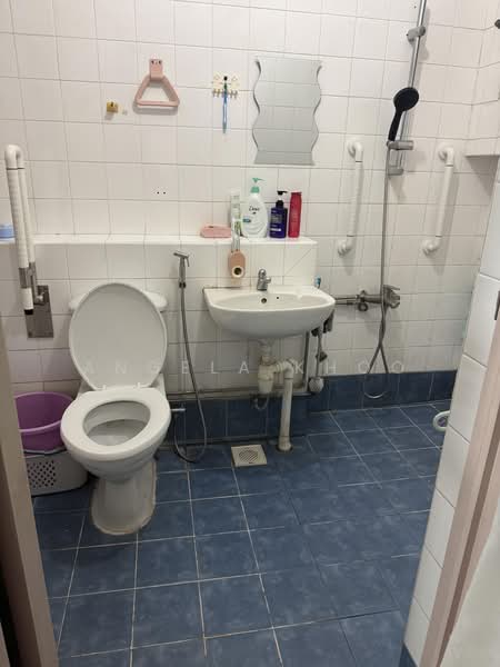 351 Woodlands Avenue 1, 351 Woodlands Avenue 1, Room Rental, 200 sqft, HDB Flat For Rent, by Angela Khoo, 500150878 - Bathroom - PropertyGuru.com.sg