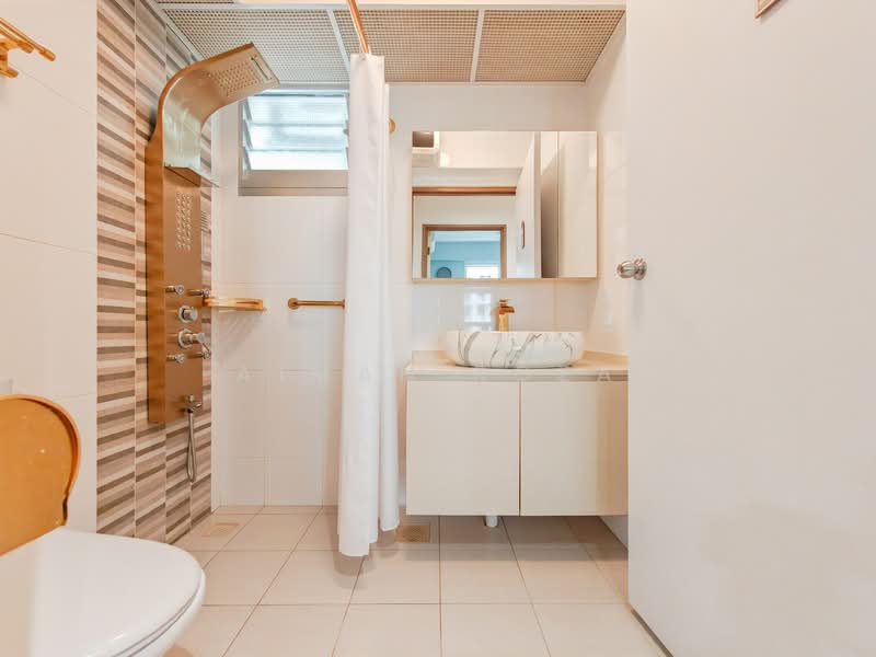 409B Northshore Drive, 409B Northshore Drive, 3 Bedrooms, 1,012 sqft, HDB Flat For Sale, by Aiman Roza, 500150893 - Bathroom - PropertyGuru.com.sg