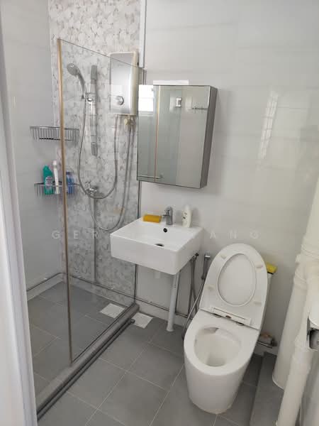 446 Tampines Street 42, 446 Tampines Street 42, Room Rental, 160 sqft, HDB Flat For Rent, by Gerald Wang, 500150896 - Bathroom - PropertyGuru.com.sg