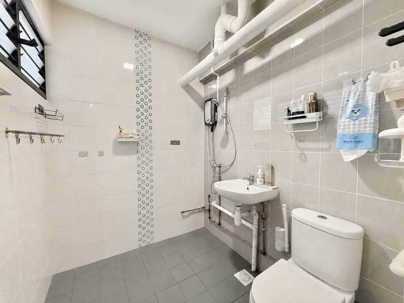 413 Jurong West Street 42, 413 Jurong West Street 42, 3 Bedrooms, 1,119 sqft, HDB Flat For Sale, by Douglas Lim, 500150909 - Master Bathroom - PropertyGuru.com.sg