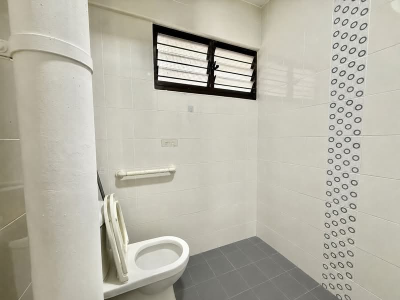 413 Jurong West Street 42, 413 Jurong West Street 42, 3 Bedrooms, 1,119 sqft, HDB Flat For Sale, by Douglas Lim, 500150909 - Common Bathroom - PropertyGuru.com.sg