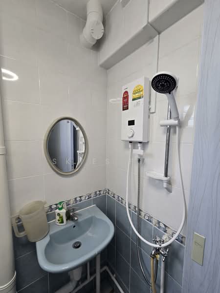 307 Shunfu Road, 307 Shunfu Road, 2 Bedrooms, 721 sqft, HDB Flat For Rent, by Skyes Pan, 500150956 - Bathroom - PropertyGuru.com.sg