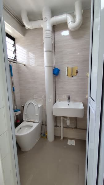 946 Tampines Avenue 4, 946 Tampines Avenue 4, 3 Bedrooms, 1,119 sqft, HDB Flat For Rent, by David Hum, 500151000 - Bathroom - PropertyGuru.com.sg