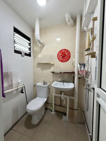 456 Jurong West Street 41, 456 Jurong West Street 41, 2 Bedrooms, 721 sqft, HDB Flat For Sale, by Faith Wong 王蕙蕙, 500151001 - Bathroom - PropertyGuru.com.sg