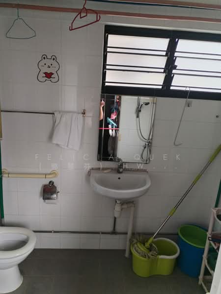 431 Jurong West Avenue 1, 431 Jurong West Avenue 1, Room Rental, 100 sqft, HDB Flat For Rent, by Felicia Quek (郭慧芬) Hwee Hoon, 500151050 - Bathroom - PropertyGuru.com.sg
