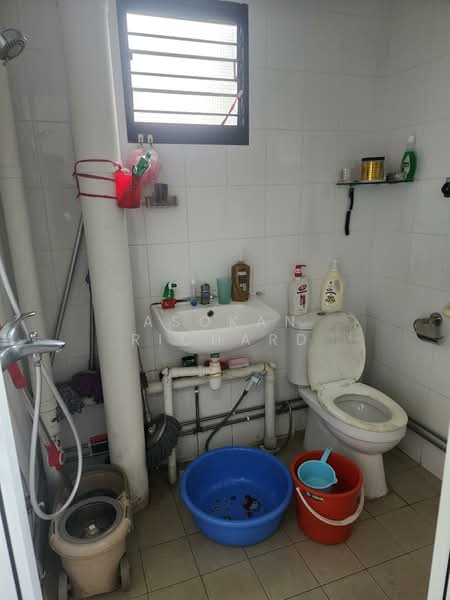 808 Yishun Ring Road, 808 Yishun Ring Road, 2 Bedrooms, 721 sqft, HDB Flat For Rent, by Asokan Richard, 500151123 - Bathroom - PropertyGuru.com.sg