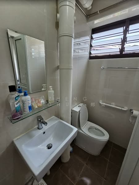 922 Jurong West Street 92, 922 Jurong West Street 92, 3 Bedrooms, 1,180 sqft, HDB Flat For Rent, by Zheng Ronghua 郑荣华, 500151139 - Bathroom - PropertyGuru.com.sg