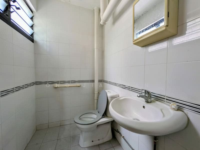 208 Yishun Street 21, 208 Yishun Street 21, 3 Bedrooms, 1,001 sqft, HDB Flat For Sale, by Ong Jia Xuan, 500151158 - Bathroom - PropertyGuru.com.sg