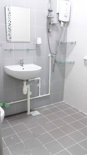 417 Bukit Batok West Avenue 4, 417 Bukit Batok West Avenue 4, 2 Bedrooms, 786 sqft, HDB Flat For Rent, by Doris Kang, 500151161 - Bathroom - PropertyGuru.com.sg
