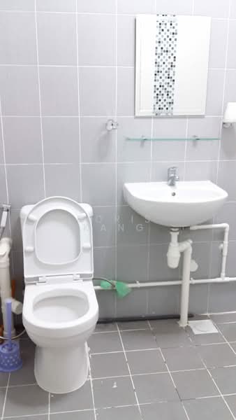 417 Bukit Batok West Avenue 4, 417 Bukit Batok West Avenue 4, 2 Bedrooms, 786 sqft, HDB Flat For Rent, by Doris Kang, 500151161 - Bathroom - PropertyGuru.com.sg