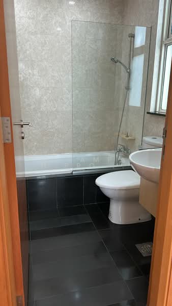 Sunglade, 9 Serangoon Avenue 2, 2 Bedrooms, 860 sqft, Condominium For Rent, by JACOB, 500151183 - Bathroom - PropertyGuru.com.sg