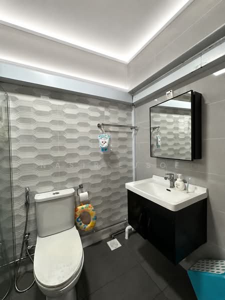 105D Edgefield Plains, 105D Edgefield Plains, 3 Bedrooms, 967 sqft, HDB Flat For Sale, by Nasir Eusof, 500151206 - Bathroom - PropertyGuru.com.sg