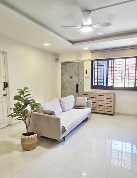 908 Tampines Avenue 4, 908 Tampines Avenue 4, 3 Bedrooms, 1,119 sqft, HDB Flat For Sale, by Adrian Tan, 500151211 - Living Room - PropertyGuru.com.sg