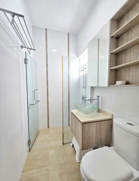 908 Tampines Avenue 4, 908 Tampines Avenue 4, 3 Bedrooms, 1,119 sqft, HDB Flat For Sale, by Adrian Tan, 500151211 - Bathroom - PropertyGuru.com.sg