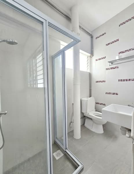 908 Tampines Avenue 4, 908 Tampines Avenue 4, 3 Bedrooms, 1,119 sqft, HDB Flat For Sale, by Adrian Tan, 500151211 - Bathroom - PropertyGuru.com.sg