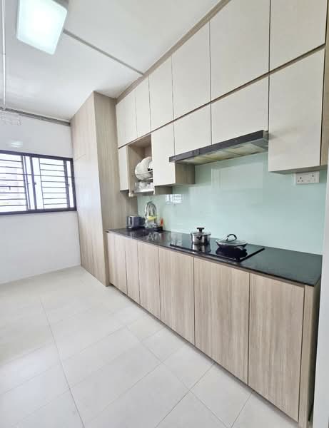 908 Tampines Avenue 4, 908 Tampines Avenue 4, 3 Bedrooms, 1,119 sqft, HDB Flat For Sale, by Adrian Tan, 500151211 - Kitchen - PropertyGuru.com.sg