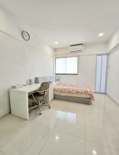 908 Tampines Avenue 4, 908 Tampines Avenue 4, 3 Bedrooms, 1,119 sqft, HDB Flat For Sale, by Adrian Tan, 500151211 - Bedroom - PropertyGuru.com.sg