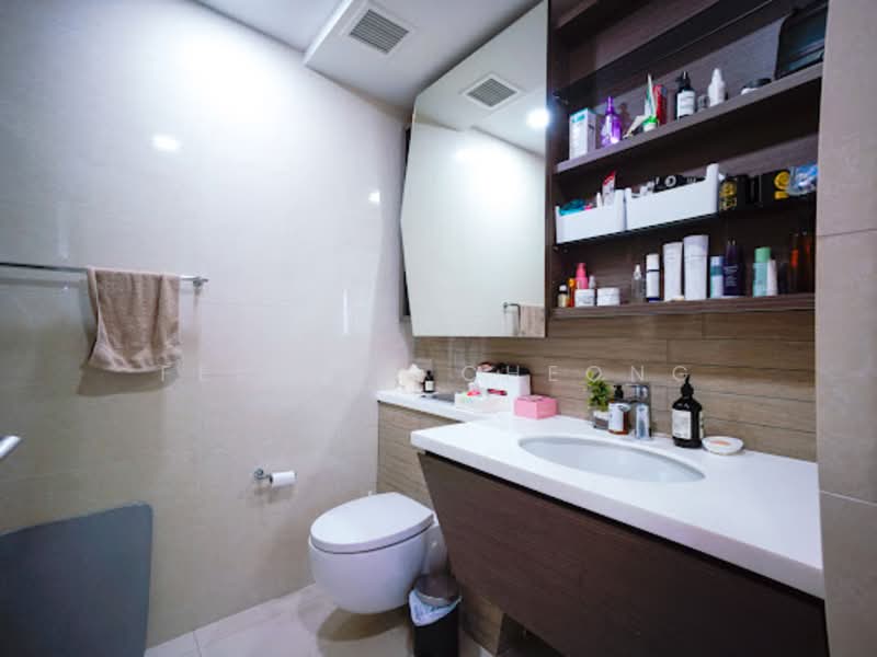 V on Shenton, 5 Shenton Way, 2 Bedrooms, 1,098 sqft, Condominium For Sale, by Felecia Cheong, 500151223 - Bathroom - PropertyGuru.com.sg