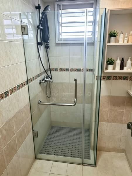 383 Bukit Batok West Avenue 5, 383 Bukit Batok West Avenue 5, 3 Bedrooms, 1,237 sqft, HDB Flat For Sale, by Anson Goh 吴铭华, 500151228 - Bathroom - PropertyGuru.com.sg