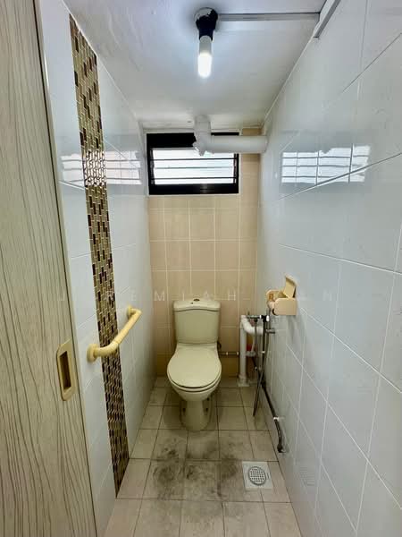52 New Upper Changi Road, 52 New Upper Changi Road, 3 Bedrooms, 904 sqft, HDB Flat For Sale, by Jeremiah Kan, 500151260 - Bathroom - PropertyGuru.com.sg